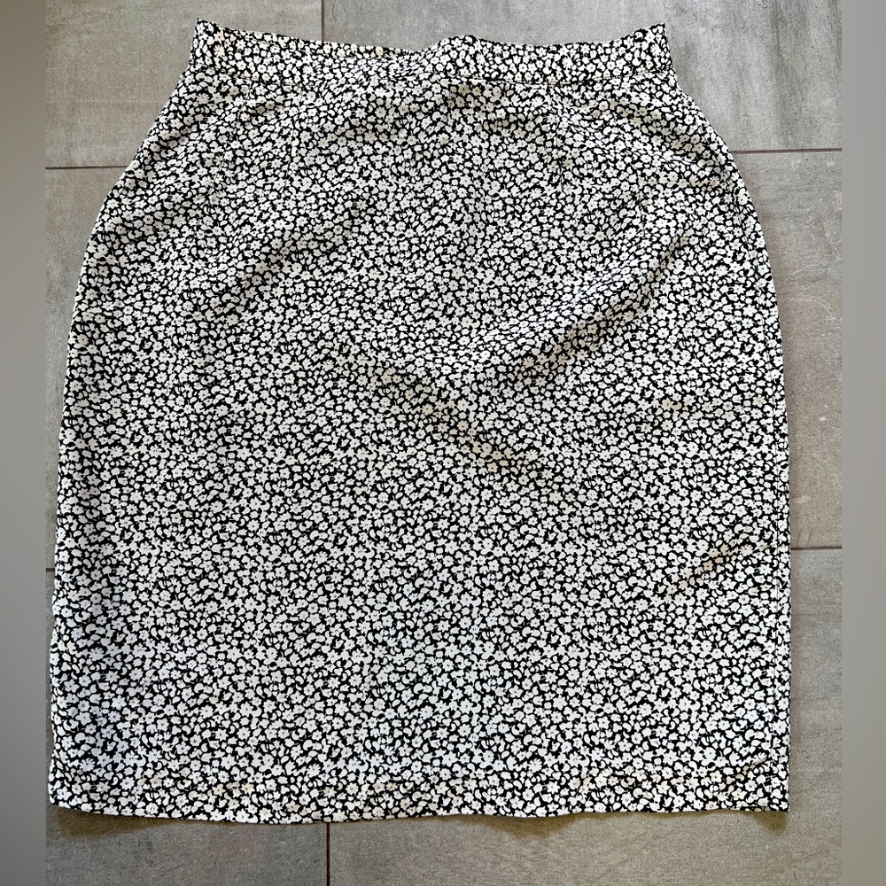 Silk skirt in cream & navy modern floral. Fully lined w bit of elastic at waist